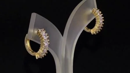 Orecchini a cerchio Huggie CZ placcati oro 18 carati in lega d'argento alla moda con cristallo di perla per le donne